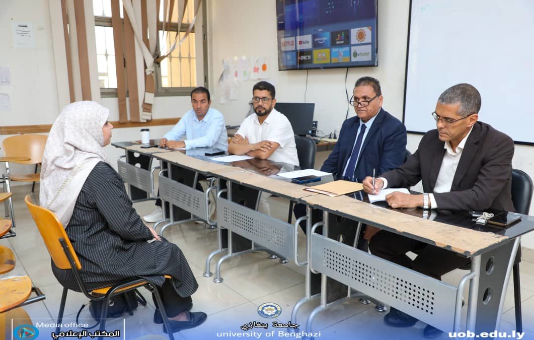 عميد كلية الهندسة ومدير ادارة الدراسات العليا يتابعان انطلاق المقابلات لبرنامج الدكتوراه في الهندسة الكهربائية والإلكترونية
