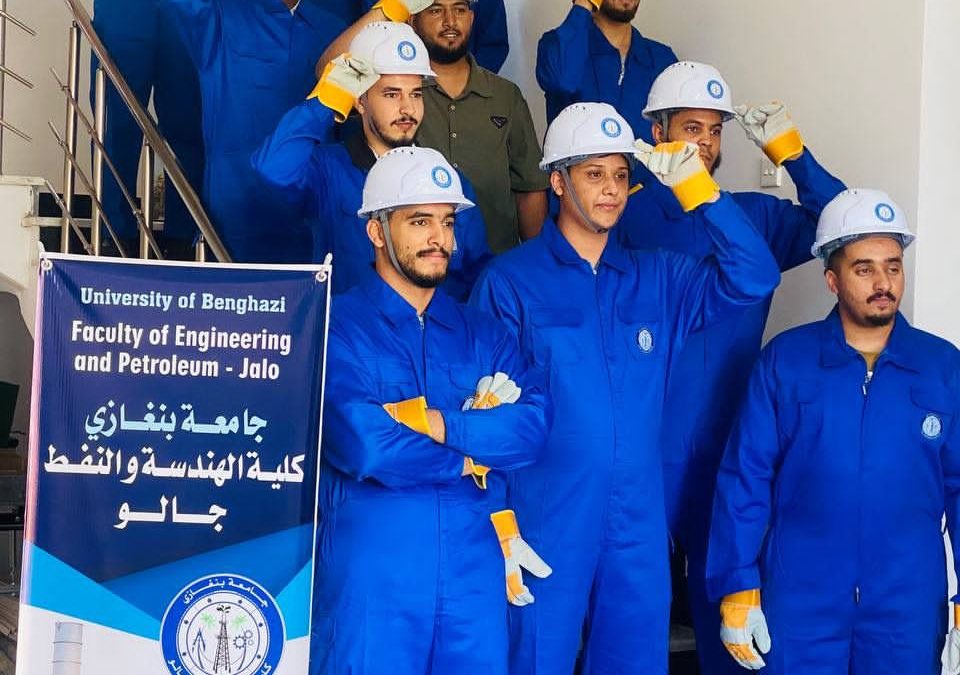 طلاب الهندسة النفطية بجامعة بنغازي يخوضون تجربة الميدان بتدريب عملي في الشركات النفطية