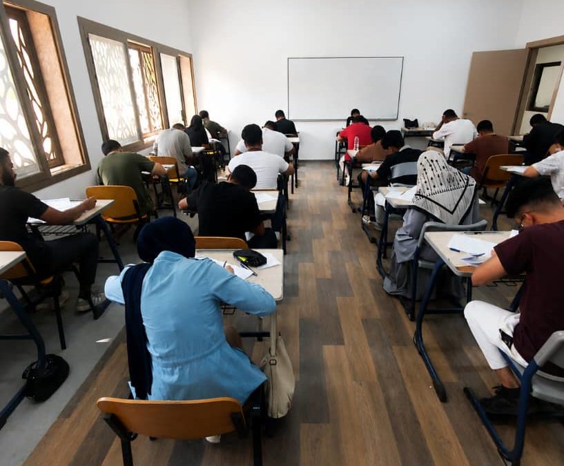 وكيل الشؤون العلمية بجامعة بنغازي يتفقد سير الامتحانات النهائية بكلية الهندسة