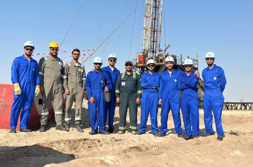 طلبة الهندسة النفطية يستكملون برنامجهم التدريبي بحقل آمال النفطي